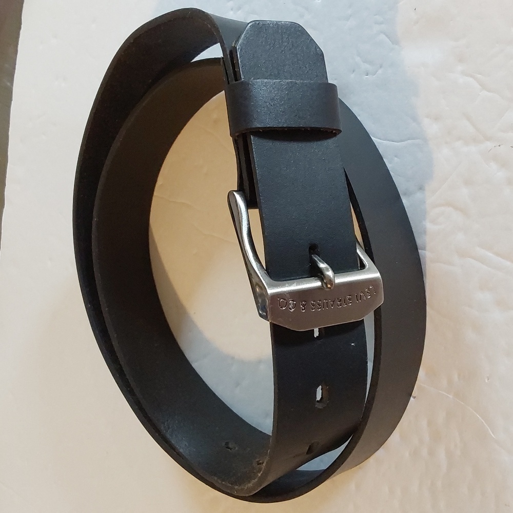 Levi's| Mens Black Premium Leather Belt Silver Buckle Dress Neutral Sz.42
